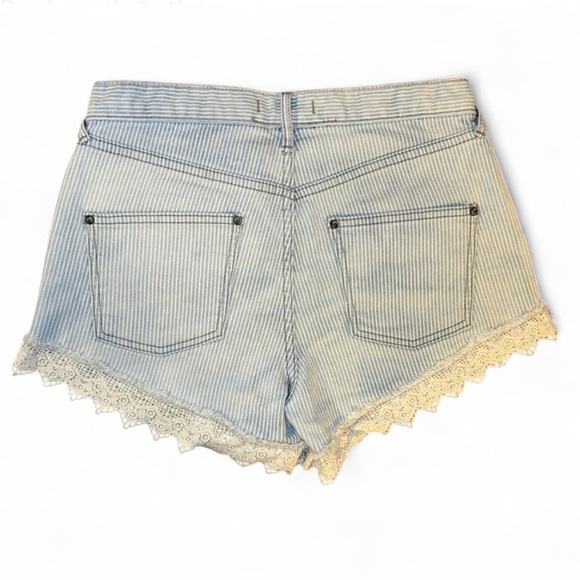 Free People Denim Shorts Womens 26 Light Wash Crochet Lace Trim Distressed Boho - Picture 2 of 7